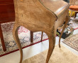 Petit bureau de pente en placage et marq