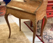 Petit bureau de pente en placage et marq