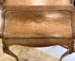 Petit bureau de pente en placage et marq