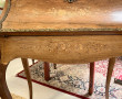 Petit bureau de pente en placage et marq