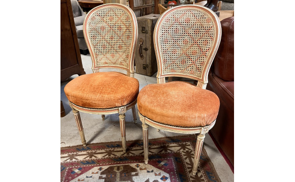 Paire de chaises de style Louis XVI, dos