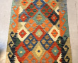 Tapis kilim en laine décor polychrome, 1
