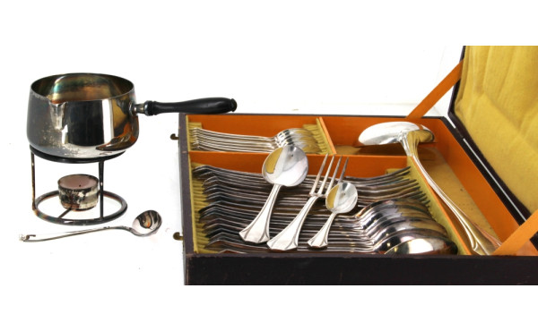 Petite casserole en métal argenté, anse 