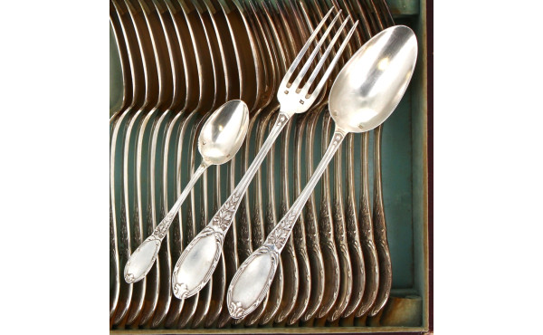 Ménagère ancienne en métal argenté décor
