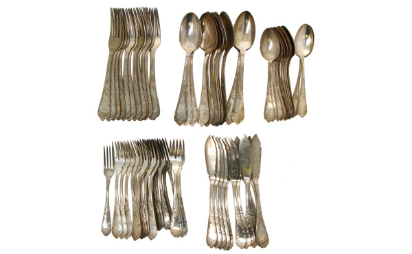 Ménagère à décor rocaille en argent 800è