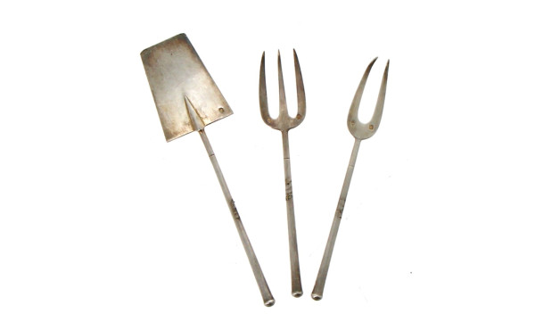 Trois petits couverts de service en arge