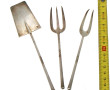 Trois petits couverts de service en arge
