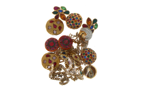 Lot de bijoux fantaisie en métal doré et