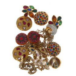 Lot de bijoux fantaisie en métal doré et