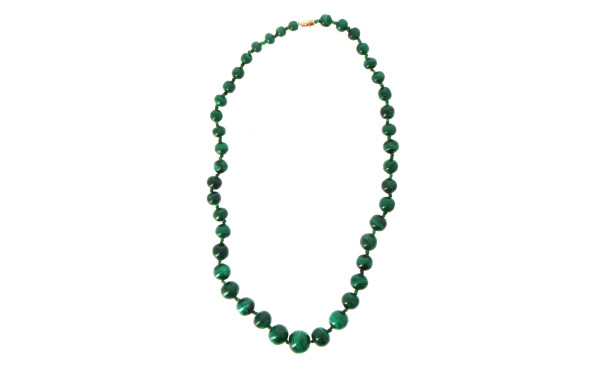 Collier de perles en malachite en chute