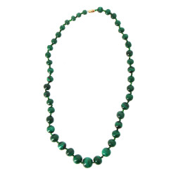 Collier de perles en malachite en chute