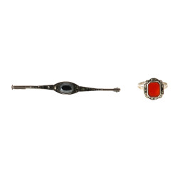 Bague ancienne en argent sertie d'une co