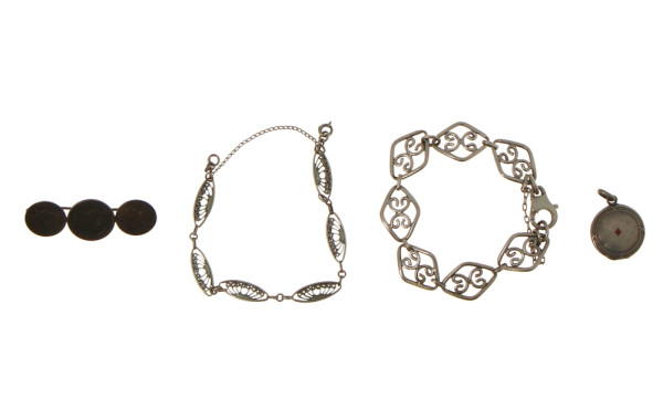 Lot de bijoux en argent : 2 bracelets, b