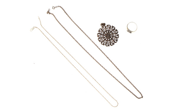 Lot de 3 bijoux en argent : 2 chaînes (L