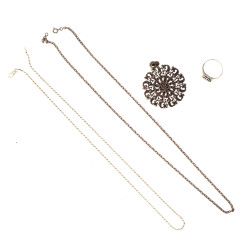Lot de 3 bijoux en argent : 2 chaînes (L