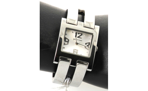 QUANTIEME - Montre de dame en acier, en 