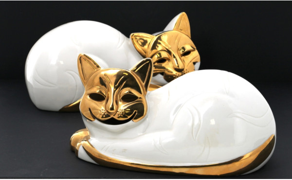 Paire de chats couché en céramique blanc