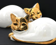 Paire de chats couché en céramique blanc