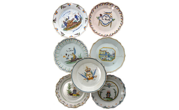 7 assiettes anciennes en faîence polychr