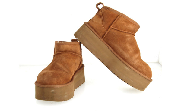 UGG - Paire de bottines marron, pointure