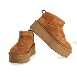 UGG - Paire de bottines marron, pointure