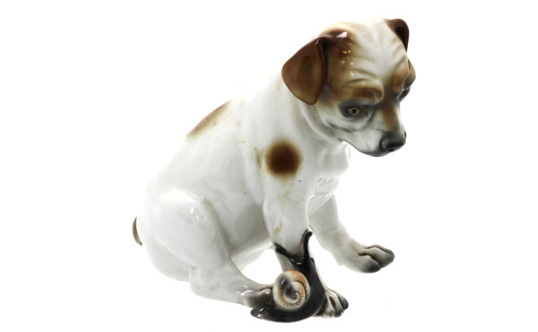 "Chien à l'escargot", sujet en porcelain