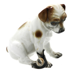 "Chien à l'escargot", sujet en porcelain