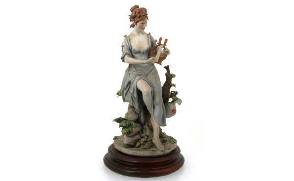"Jeune fille à la lyre", sujet en biscui