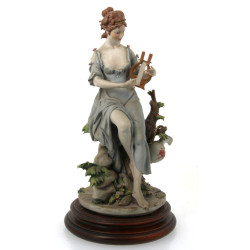 "Jeune fille à la lyre", sujet en biscui