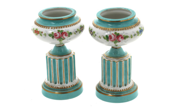 Paire de petits vases cassolettes en por
