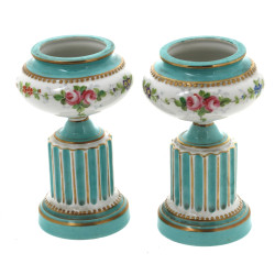 Paire de petits vases cassolettes en por