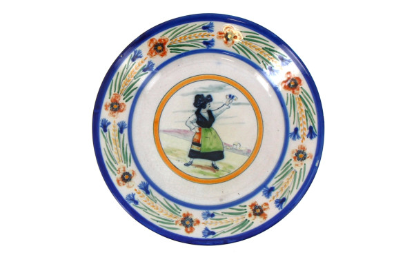Assiette en faïence polychrome à décor d