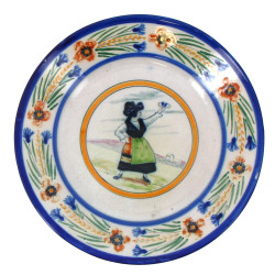 Assiette en faïence polychrome à décor d