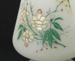 Vase en verre opalin blanc à décor émail