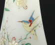 Vase en verre opalin blanc à décor émail