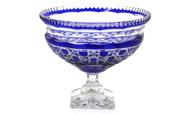 Coupe sur piédouche en cristal bleu et t