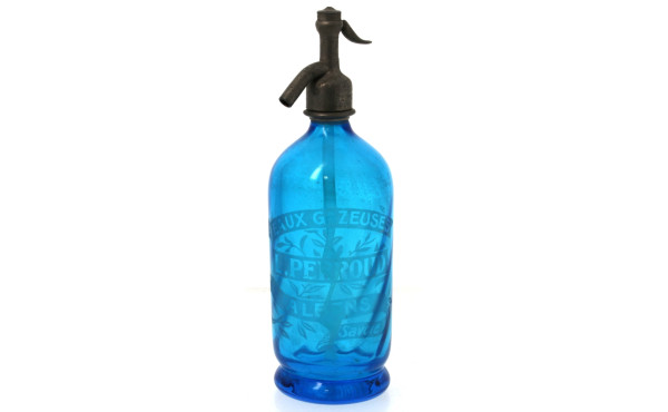 Bouteille d'eau de seltz en verre bleu