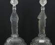 Paire de flambeaux en verre pressé moulé