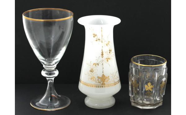 Verre ancien à fond plat à décor doré de