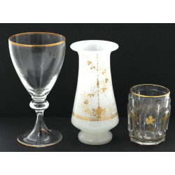 Verre ancien à fond plat à décor doré de