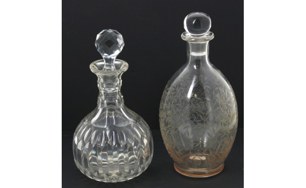 Deux carafes anciennes en cristal avec b