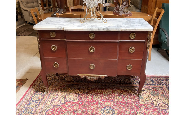 Commode en acajou, façade à ressaut, pla