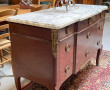 Commode en acajou, façade à ressaut, pla