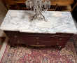 Commode en acajou, façade à ressaut, pla