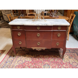Commode en acajou, façade à ressaut, pla