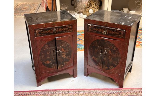 2 chevets de style chinois laqués noirs 