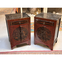2 chevets de style chinois laqués noirs 
