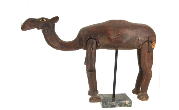 Grand dromadaire en bois sculpté et arti