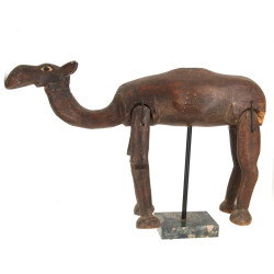 Grand dromadaire en bois sculpté et arti