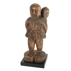 BIRMANIE - Homme portant un enfant, scul